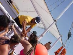 【リオでアイランドホッピング】

皆、手を引っ張って貰わないと、男のわしでも上れません....。まずはレディーファースト...。