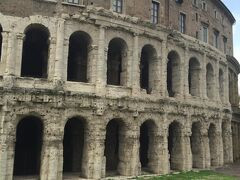 このコロッセオの様に見える建物はテアトロマルチェッロです。
古代ローマ時代には劇場として使われていたそうですが、現在では上層部分が住居となっており、普通に人が生活しています。