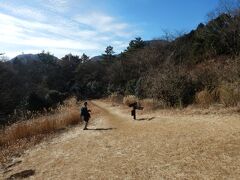 そしてカヤトの原っぱに出ました。
浅間山山頂の一角です。