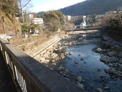 旭橋を渡ります。
この右手に萬翠楼福住があります。

宮ノ下〜浅間山〜湯本の湯坂路ハイキングは
休憩込で3時間弱かかりました。