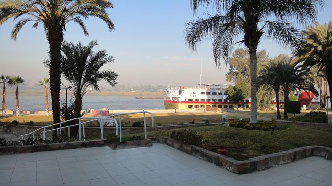 夜は暗くて何もわからなかったのですが、朝外に出ると目の前にナイル川が流れていました！<br /><br />対岸がぼんやりと見える素敵な光景でした。