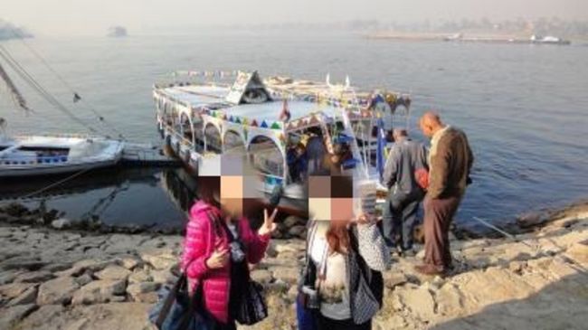 ホテル前が船着場のため、船に乗り込み西岸へ。<br /><br />かなり朝は冷え込むため、ダウンジャケットで完全防備しないときついです。<br />日中に向けて、どんどん暑くなるんですが・・・。<br />砂漠地域なのを、思い知らされます。<br /><br />川は風もかなり冷たいので、凍えました。