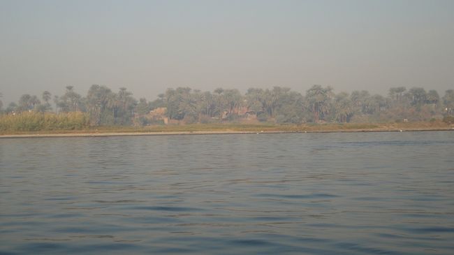 ナイル川をはさんで、西岸は死者の町で東岸が生者の町とされているため<br />お墓の遺跡は西岸にあります。<br /><br />朝は、対岸が霞んで見えます。<br />２０分くらいで対岸についた記憶です。