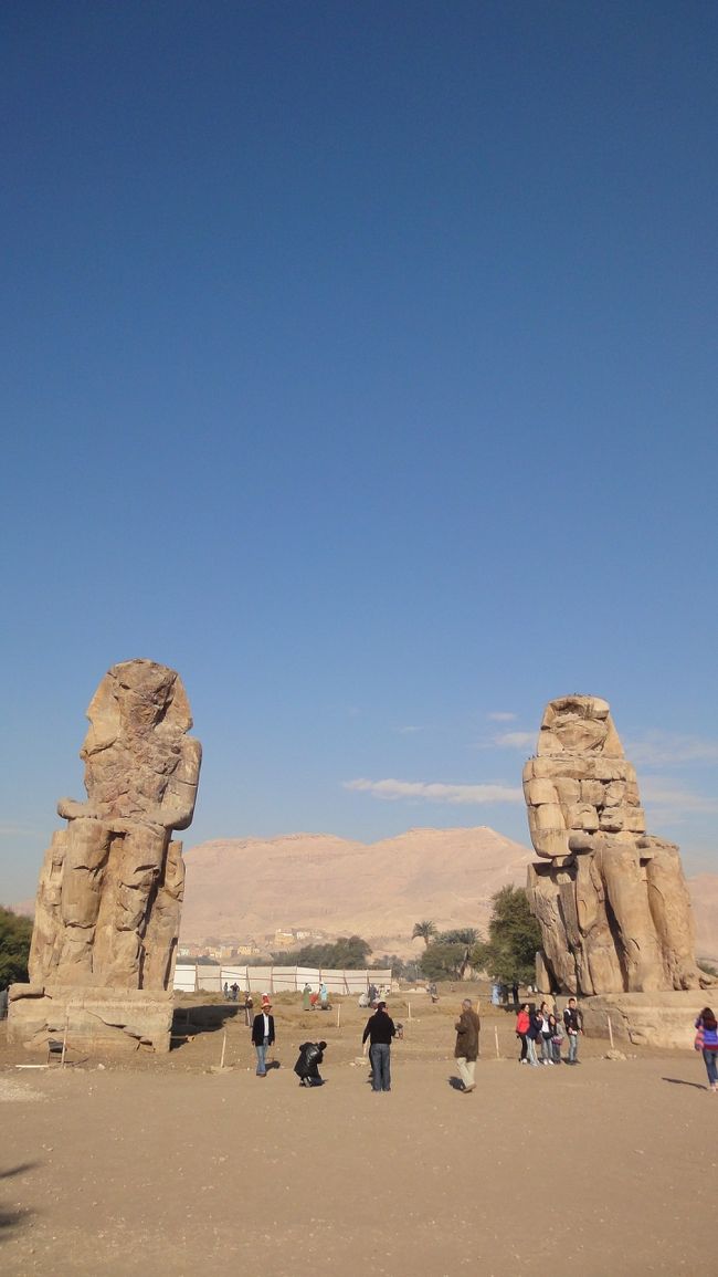 メムノンの巨像。<br /><br />風が吹くと、石の隙間から音がするそうです。<br />悲しくて泣いている音と言われたことから、メムノン＝泣く<br />という意味になったらしいです。<br /><br />大きくて、正直スフィンクスより個人的には感動しました。