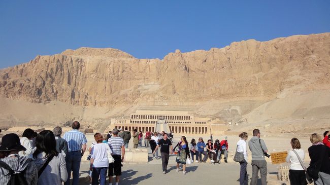 葬祭殿に到着。想像をはるかに超えるスケールでした。<br />