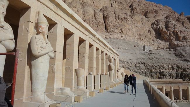 トトメス２世の正妻だったハトシェプストは、王の遠征後戻らぬ王の代わりに<br />摂政という形の後、異例で王となる。<br />即位後は、男装をしていたため、壁画には男装のハトシェプストが描かれていますが、保存状態が良くないのが残念です。<br /><br />第２夫人との間の王子、トトメス３世に王座を狙われ暗殺された際、ハトシェプストに関する像や壁画、文字はすべて壊されてしまったからと聞きました。<br />王への即位以前の、女性の服を着ている壁画は残っています。<br /><br />かなり恨んでいたのですね、王のハトシェプストを・・・<br />