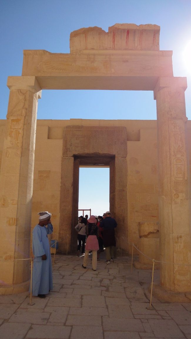 この時間になると、だんだん厚くなってきて空の青と、遺跡の茶色のコントラストがきれいになってきます。<br /><br />歴史ロマンを肌で感じることができます。