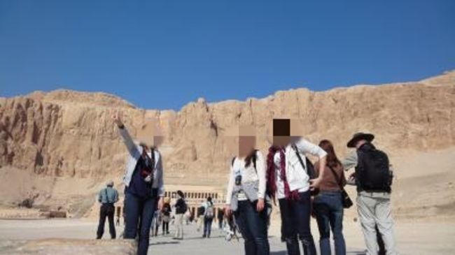 全体像を入れようとすると、神殿から結構離れないと背景まで入りきらなかったです。<br /><br />日が上がってくると、かなり目が痛いです。私はあまり光に強くないのでサングラスが終始手放せませんでした。