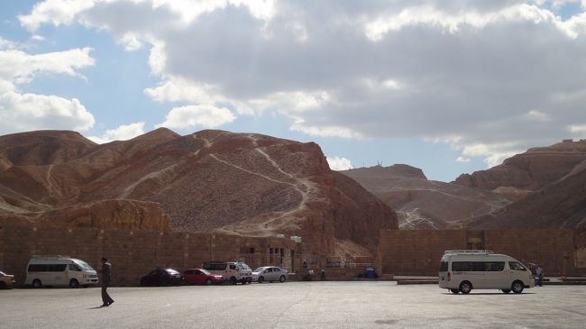 お次は、王家の谷へ。<br /><br />中は全面撮影禁止なので、見るだけですがものすごく広かったです。<br /><br />この山の裏側に代々の王や王妃のお墓がたくさんありました。<br />まだ発掘途中のお墓もあり、まだまだ遺跡として発見されていないことが多いことが伺えます。<br /><br />町中にしてもそうなのですが、エジプトって普通にいろんなところで発掘作業をしていて、国自体が遺跡なんだなーと感じます。