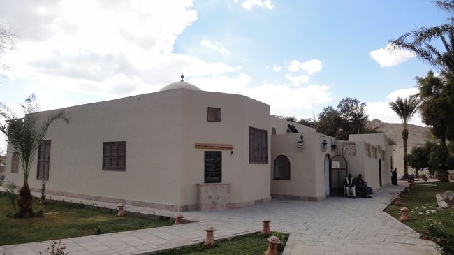 その後、カーターズハウスを外から見学。<br /><br />ツタンカーメンの墓の発掘者のお家だそうです。<br />内覧が可能なのですが、無料期間と聞いて寄ってみてくれのたですが、有料日のため入れませんでした。。<br /><br />このあたりには、丘の上に吉村作治氏の家があったり、列車が走っていたりしました。