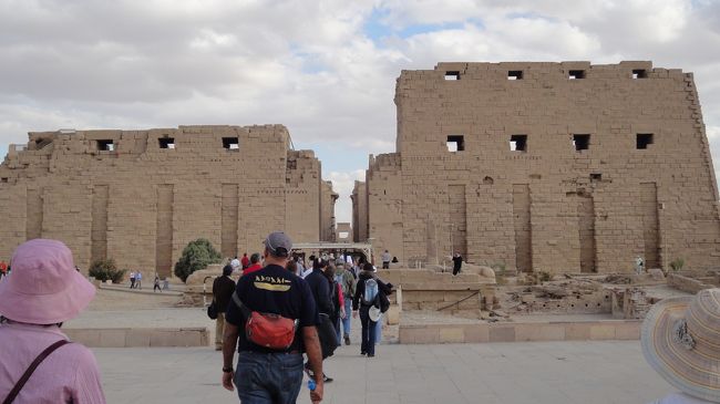 午後は、カルナック神殿へ。<br />エジプト最大の神殿ということで、ワクワクしながら向かいましたが・・・確かに本当に大きい！敷地の広さも神殿の大きさにも驚きっぱなしの感動しっぱなしでした。