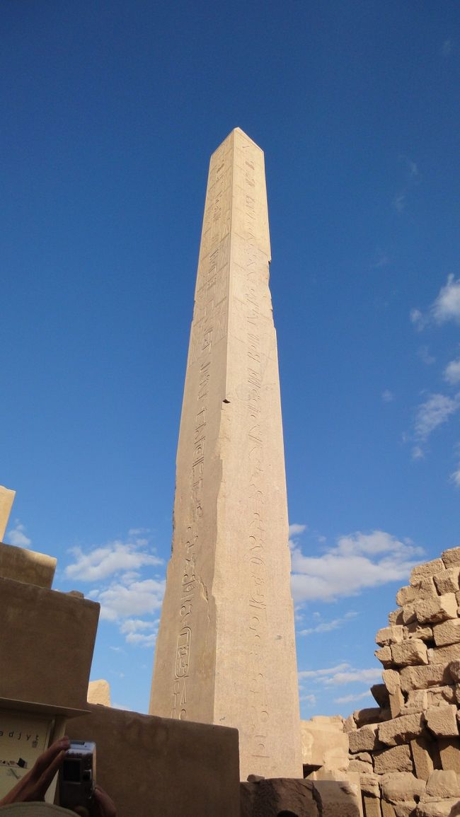 オベリスクが２本立ってます。<br />こちらは、トトメス３世の作成したオベリスク。<br />もう一本は、ハトシェプストのオベリスクなのですが、半分ほど壁で隠されていました。トトメス３世が壊そうとしたけど、大きすぎで頑丈なため周囲を壁で囲んで隠してしまったらしいです。<br />葬祭殿に引き続き、本当に嫌っていたのですね・・・。