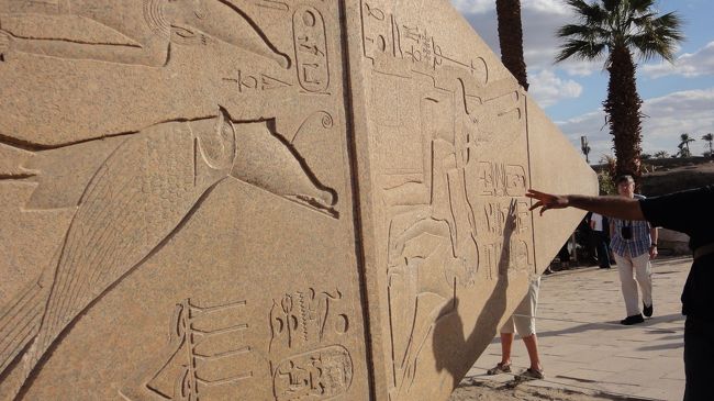 ハトシェプストと名前の掘られた部分だけ削られていました。<br />トトメス３世、かなりこだわっています。。。<br /><br />こういった神殿等にある、遺跡の建造物や、残っているものにはすべて素手で触れることができることが、非常に貴重な体験だと感じました。<br /><br />３，０００年以上も前のものが、自然に周囲にあって触れて、聞いて歴史を感じるのは、とても楽しかったです。