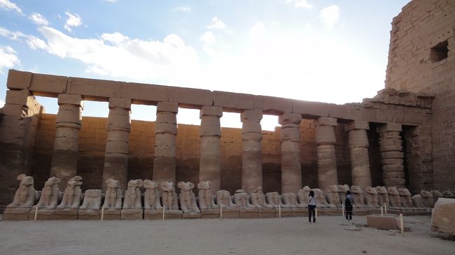 ちいさなスフィンクスがたくさんならんでいました。<br />小さいといっても、結構大きいんですけどね。<br /><br />こういう景色の中にいるうちに、だんだんとノスタルジックな気分になってきます。