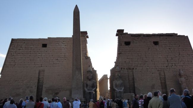 お次は、ルクソール神殿。<br /><br />オベリスクが１本しかないですが、かつては右側にもあったそうです。<br />現在は、フランスのコンコルド広場にあります。<br /><br />私は、このルクソール神殿が廻った神殿で一番好きです。<br />門構え、柱、石像等々、神殿の中にいるんだなぁ〜と実感できる景色だと感じました。なんとも言えない雰囲気に、魅了されてしまいました。