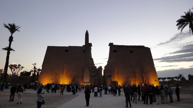 帰るころには、日が落ちてきていて入口がライトアップされていました。<br />これもまた、素敵です。