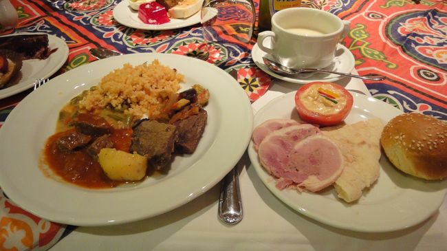 ホテルに戻って夕食。今日もシェラトンに宿泊。<br /><br />ビュッフェスタイルでしたが、食事の内容はどこで食べても似てますね。