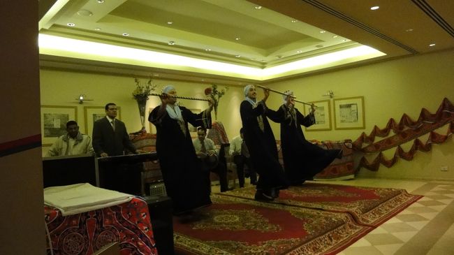 夕食を食べながら、ショーを観覧。<br /><br />なんのダンスかはわかりませんでしたが、アラビアンな曲に合わせて踊っていました。<br /><br />このあと、ベリーダンスもあるのですが、舞台に自分が引っ張らてしまったため写真がありません。<br />エジプトで、へたくそなベリーダンスを披露することとなってしまいました。