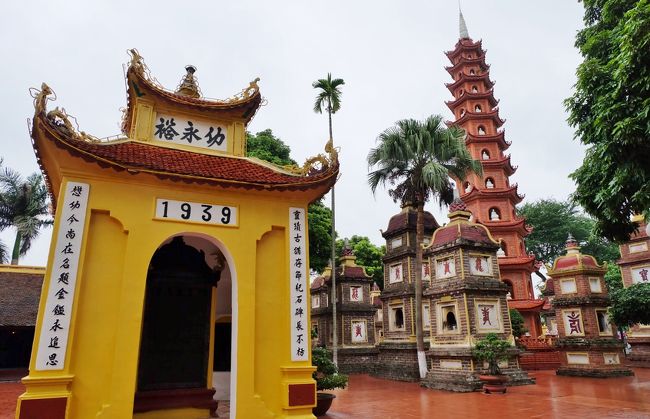 その後ホーチミン廟目指して南下。<br />ところが、北側の入場ルートは全て閉ざされていてかなりの大回りをさせられる。