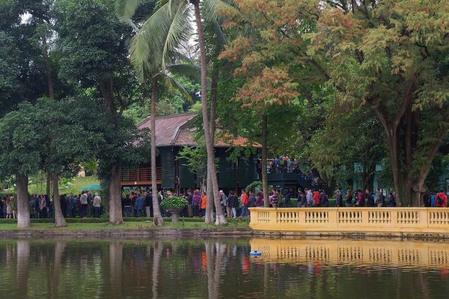 建物を出た敷地の奥にはさっき門の外を通り過ぎた旧大統領府とホーチミンさんの生家。<br /><br />緑に囲まれた素朴な高床式住居。