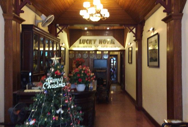 で、予約していたエアポートタクシーで空港へ。<br /><br />ボッタくられる心配なしの定額230,000VDN。