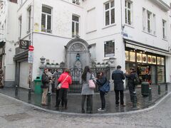 妙なものに目を奪われながらもやっと着いた！！

ブリュッセル中央駅からは徒歩１０分程だったでしょうか、、、
あんまり観光客いないんだな…。