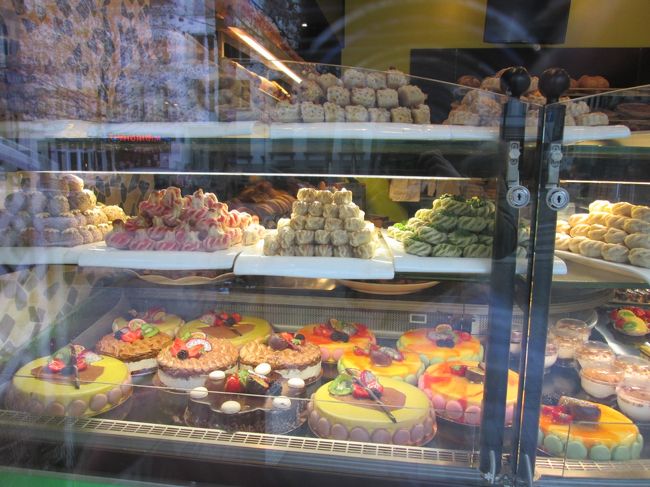 中華料理レストランかと思ったお店のショーウィンドウには焼売がいっぱい！<br /><br />あ！！でもこの焼売、お菓子だ。