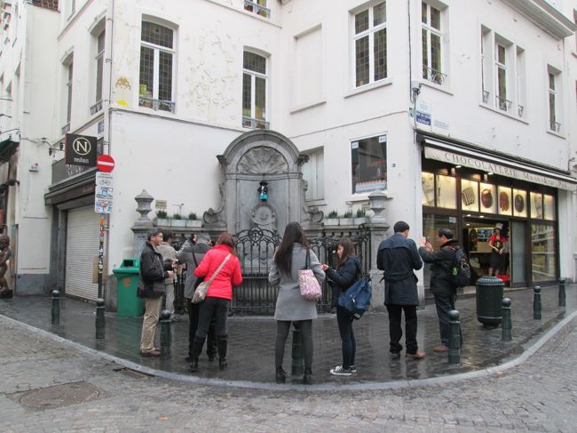 妙なものに目を奪われながらもやっと着いた！！<br /><br />ブリュッセル中央駅からは徒歩１０分程だったでしょうか、、、<br />あんまり観光客いないんだな…。