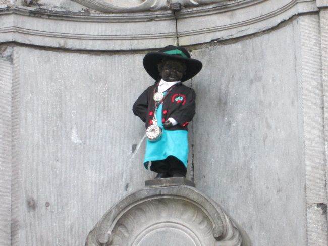 これぞ念願の世界三大がっかり「小便小僧」<br />その名もジュリアン君！<br /><br />今日はなんの衣装なのかよく分からないけど、かっこいいぞ！<br />有名なわりに地味な立ち位置だったから期待通りがっかりしたよ！