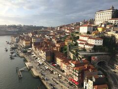 本当はドウロ川沿いの道に出たかったのに、ドンルイス1世橋まで来てしまいました。
せっかくなので、橋の真ん中あたりまで行ってポルトの街を眺めました。

結局、宿がなかなか見つからず、約束の時間を過ぎてしまいました。
近くまで来ているけどなかなかたどり着けないことと、私たちが今いる場所をオーナーのAnabelaさんにメール送るも返事がなく。

何とか友達が見つけてくれて無事Anabelaさんと出会えました。
