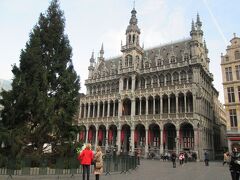 小便小僧からわずか３００ｍほどまっすぐ歩いたところには
Grand Placeグラン・プラス。

かつてヴィクトル・ユゴーが「世界で最も美しい広場」と称賛した場所。
クリスマスの準備が着々と進んでいます。

立派な建築物は「王の家」
その昔、公爵家の館だったそうで実際には王が住んだことはないんだそう。今は市立博物館となっており、ジュリアン君の膨大な数の衣装を観ることができます。
来たかった場所のひとつ！入ってみます。

入館料　€４