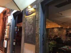 こちらがAnabelaさんが予約してくれていたレストラン。

アパートメントから歩いて2〜3分です。