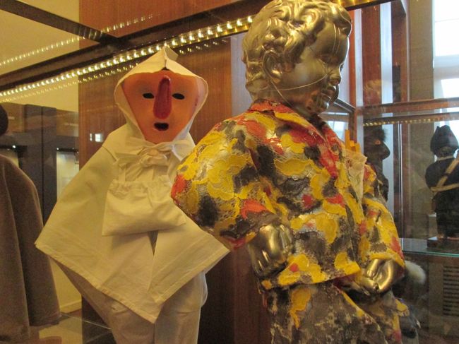 もはやお面の向こうはジュリアン君ではないのかもしれない…。