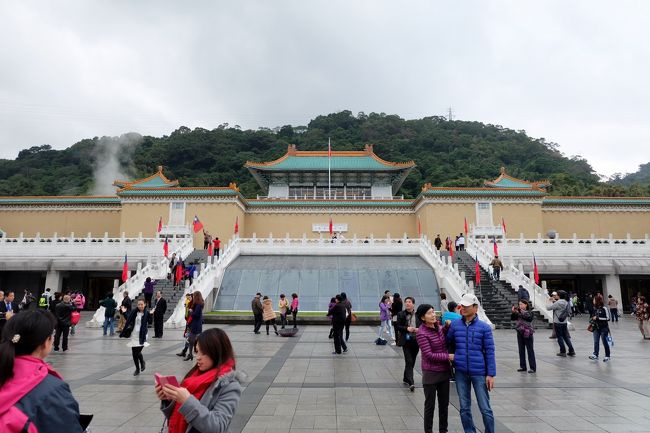 到着後、まず向かうはかの有名な故宮博物院。<br />MRTを降りたすぐのバス停から約１０分。<br />見えてきましたよ。<br />世界で五本指に入るという博物館。<br /><br />白菜と角煮は３０２室。１０分くらいで入れました。<br /> 白菜は透明感のある作品でしたが想像よりやや小ぶり。<br /> 一方の角煮はほぼ原寸大で色といい形といい質感といいとてもリアルで思わず食べたくなるくらいでした。<br />その他にも、陶磁器や書物や細工物等どれも溜め息の出るような素晴らしい芸術品の数々。<br /> 当時の卓越した文化、技術のレベルに感嘆せざるを得ません。<br />よくこれだけのデリケートなものをあの混乱期に無傷で運んで来られたものだと思います。<br /> 中国はさぞかし歯がゆい思いをしていることでしょう。<br /> 大陸からのやかましい団体が大挙して見学中でしたが、彼ら庶民はどう思っているのでしょうね。<br /> <br />閉館時間の５時になる前に博物館を後にしてホテルへ向かいチェックイン。