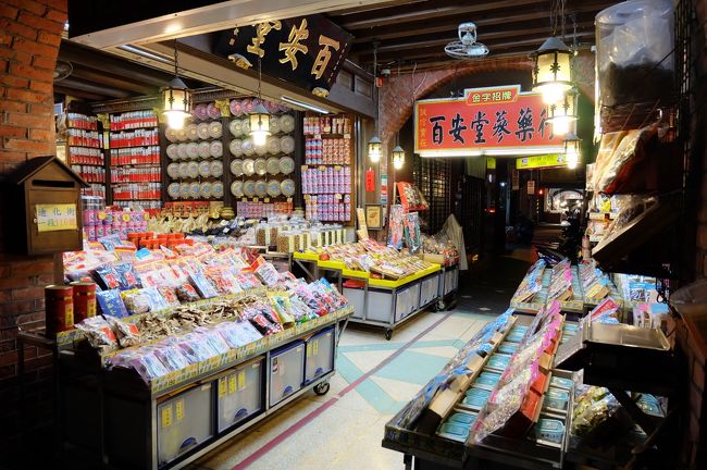 ひと歩きしたら台北観光で外せないスポット、士林へ。<br /> 聞きしに勝る台北最大級の夜市。<br /> 凄い人でごった返してます。