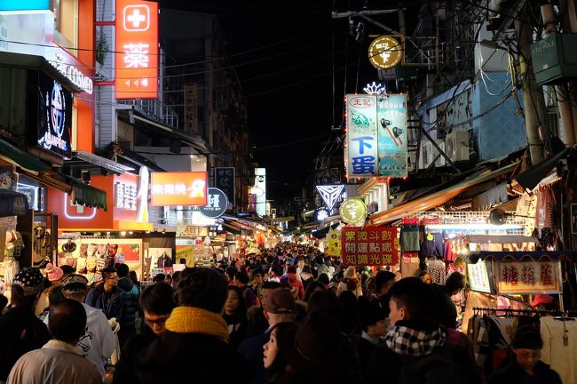 人の流れに身を任せとりあえず前進。<br /> 手前は衣料品店ばかり。<br />とにかく腹ごしらえってことで、良さげな感じの店に入り、排骨湯を頼む。