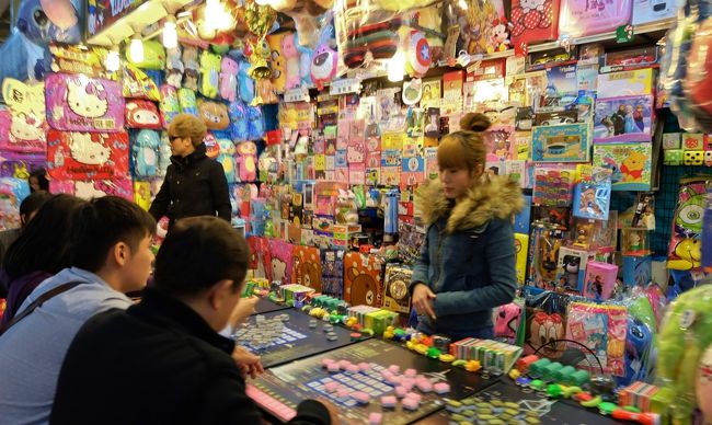 昔懐かし昭和の香りがしました。<br />とにかく活気があって、観光客に人気があるのも頷けますね。<br /> 日本で言えば祭りの出店街のようなものですが、例えばアメ横みたいなところをそういう特区にして毎日出店もOKにしたら、訪日客もテキ屋さんも喜ぶと思うんですがね。