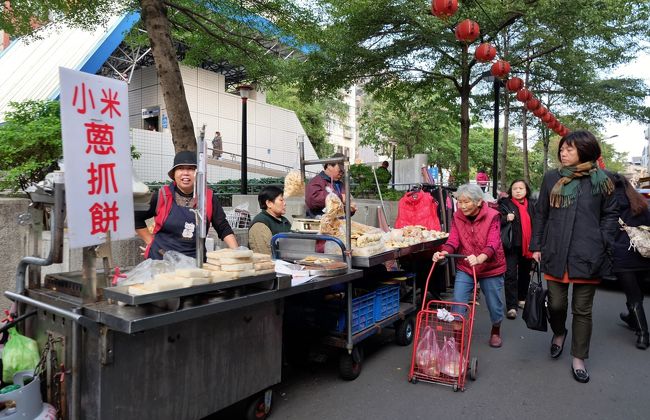 ５００ｍくらいの道に市が並ぶ。<br /> 広すぎず適度な規模感で朝の散歩には丁度良い。