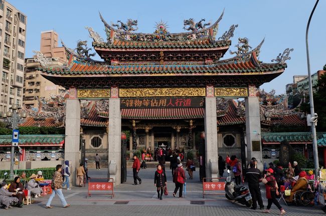 行った時間帯は丁度祈祷の時間だったらしく、黒っぽい衣服を身にまとった信者の方々がみんなでお経を読み上げるという厳かな雰囲気。<br /><br />お寺の境内にその声が反響して独特の状況を醸し出してました。