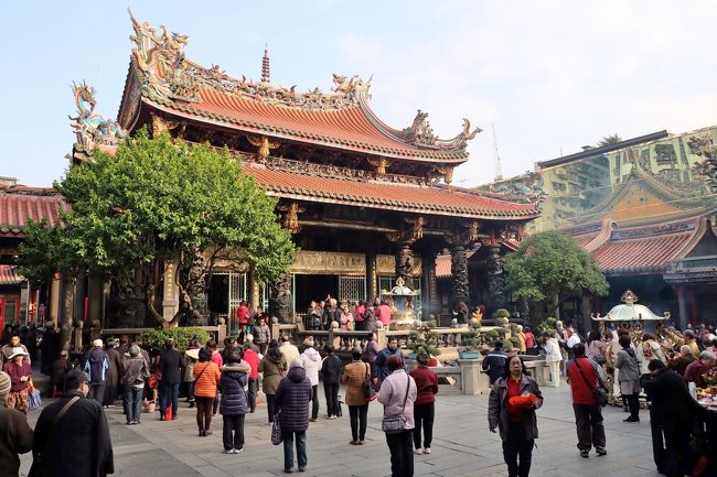 しばらくその空気に浸ってからお寺を後にし、西門街へ。<br /><br />日本の遺産、紅楼。