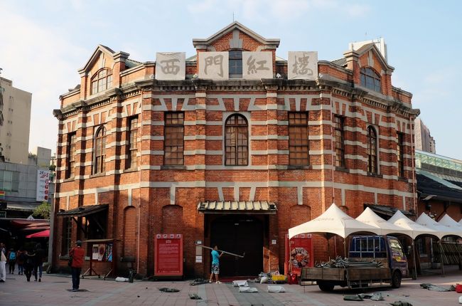 朝方だったからか賑わいは全くなく、シャッターの下りたアキバ系の店舗街を見つつ、夜の雰囲気を想像するのみ。