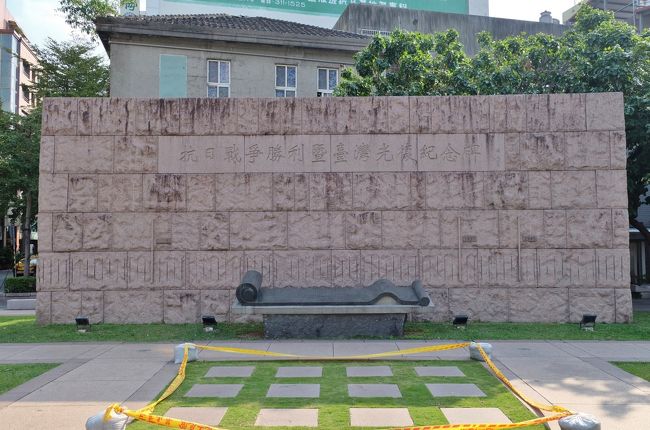 台湾にもこういった碑があったんですね。<br /><br /> 城中市場を横目に見ながら、立派な台湾銀行本店の建物を過ぎ総督府へ。