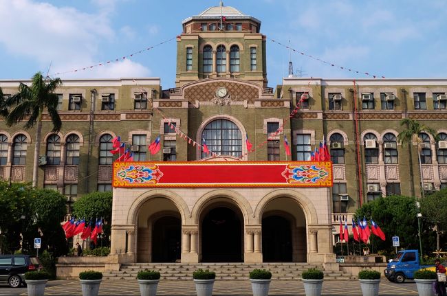  続いて、これまた歴史を感じる228和平公園へ。<br /><br />記念館は公園の一角にひっそりと佇んでおりました。