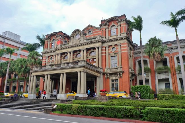 ひっきりなしに人が出入りしてます。<br />皆様お大事に。<br /><br />隣接する巨大な新館の前を通り、いよいよ中正記念堂へ。