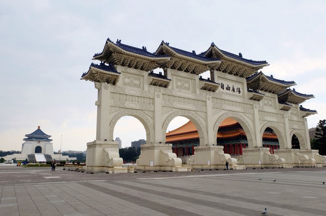 敷地入り口から立派なモンです。<br /> 左右対称に配された伝統的建物の挟まれた広場の先に巨大な記念堂が鎮座してます。<br /> 近くに行くとその大きさに圧倒されます。