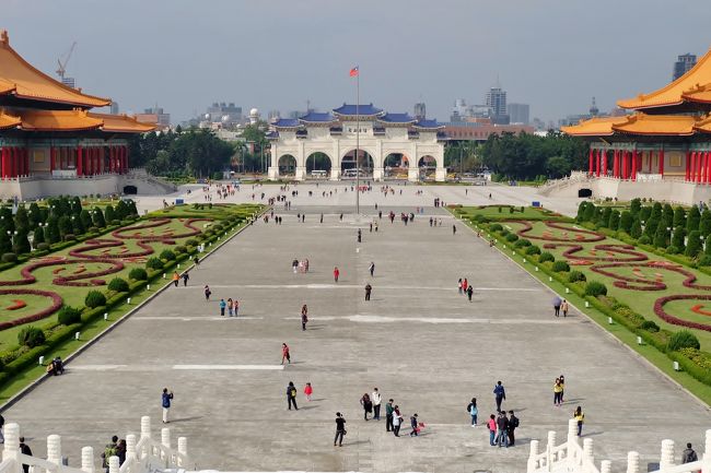 中に入ってエレベーターで中正様のお膝元へ。