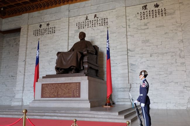 見ると、2人の衛兵が向かい合ってまさに微動だにせず立ってます。<br />ちょうど、衛兵交代のタイミングだったので、しばし見学。