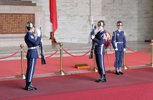 なかなか見ごたえありました。<br />あの一連の動作を覚えるのも大変、ミスなく同調してこなすのも大変、その努力と体力に感心するのみです。<br /><br />で、足を延ばして永康街へ。<br />目指すは、鼎泰豊本店。<br />が、甘かったデス。