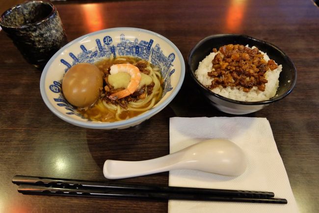 さて、今日はこれから九份です。<br />最初、古い情報をもとに旧乗り場に行ってしまったところ、来るわ来るわ白タクのしつこい勧誘が。<br />バスはもう無くなったとか言ってる輩もいて何組かの日本人グループが付いて行ってましたが、なんとか新乗り場を探して九份行きのバスに乗車。<br />（くれぐれも引っかからないように）<br /> 