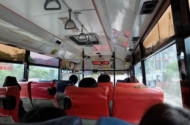 この運ちゃん、おんぼろ路線バス風なのに飛ばしまくりです。<br /> 高速乗ったら恐らく120km/h超え(体感)で突き進む。<br /> 山道に入ってからも、くねくねと曲がりくねった道をひらりひらりと登って行く。<br />で、約一時間ちょっとで到着。<br />セブンイレブン横の路地入口が人で溢れかえってます。